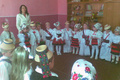Завідувачка дитячого садочка Попович О.М. разом із вихованцями